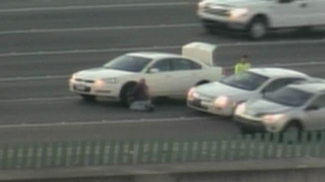 I-95 driver stops car in middle of highway to change tire bit.ly/1KhU614?utm_so… #NotSmart http://t.co/VKf0DqpdwK