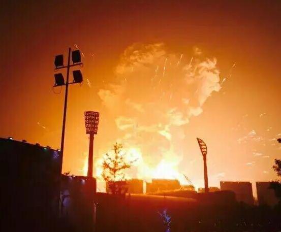 OuestFrance's tweet photo. Une impressionnante explosion à #Tianjin dans le nord-est de la Chine http://t.co/Tq9dYIDsXd http://t.co/lAI6dPfZeJ