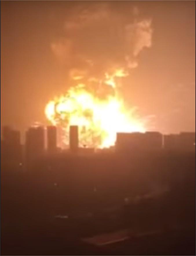 OuestFrance's tweet photo. Une impressionnante explosion à #Tianjin dans le nord-est de la Chine http://t.co/Tq9dYIDsXd http://t.co/lAI6dPfZeJ