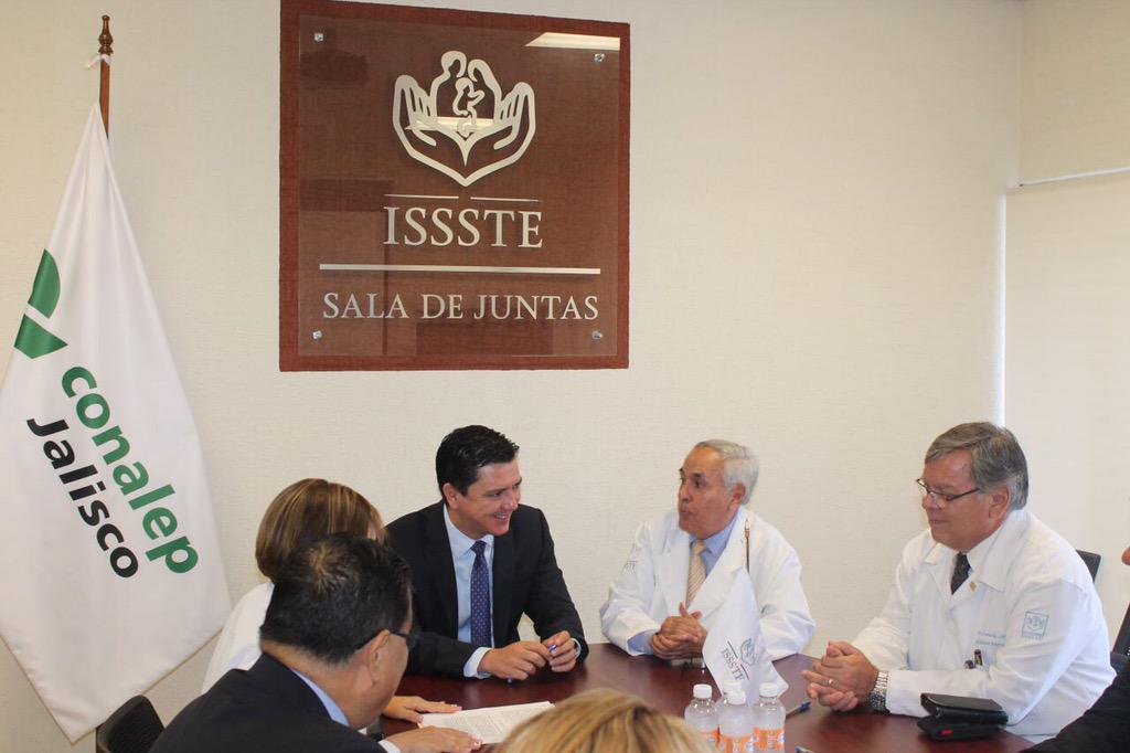 iiglesiase's tweet photo. Firma d convenio con el #ISSSTE y #CONALEPJAL beneficiará a nuestros alumnos d enfermería @AristotelesSD @pacoayon http://t.co/9yePpSm4OL