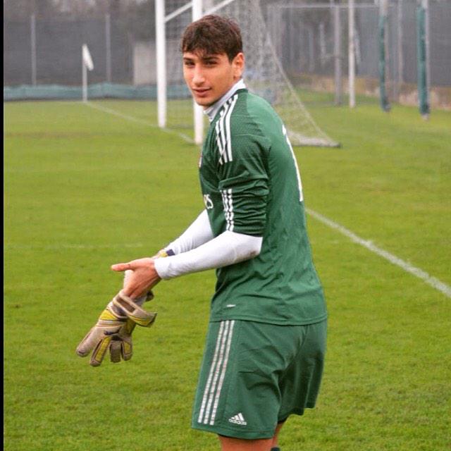 MilanPress_it's tweet photo. Tutti per @gigiodonna1! @misterbrocchi @acmilanyouth #TrofeoTIM #Vismara http://t.co/veOO7BQiHs
