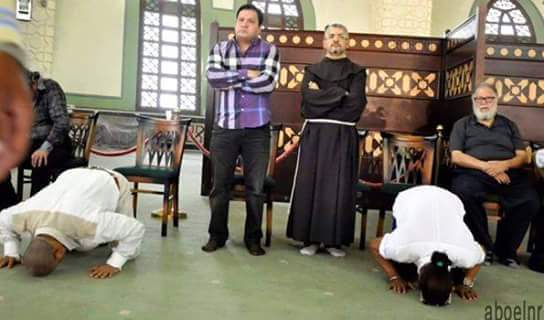 khonfoshari's tweet photo. #نور_الشريف 

صورة بألف معنى في جنازة نور الشريف
الفن الذي يتهمونه ب الانحلال على الأقل
لا وجود للطائفية والقتل فيه http://t.co/0SyiwHQxwy