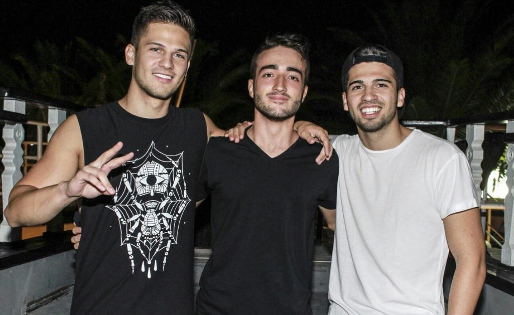 simonecarta's tweet photo. È stato un piacere fare il fotografo durante la loro serata! @VINAIofficial  @PataClub http://t.co/zRMBnU3tTv