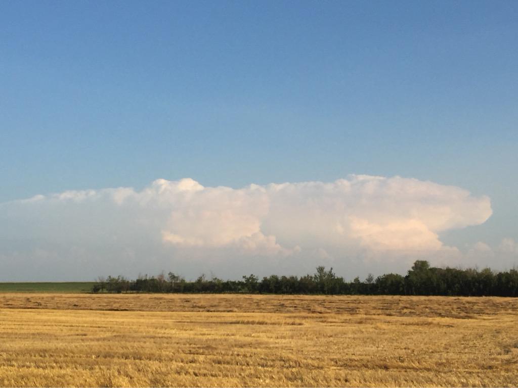 lovestormsMB's tweet photo. Looks like a nuke went off south of Winnipeg, as seen from Winnipeg... That cloud is in NW MN.. #mbbust #mnwx http://t.co/rJM1p17csg