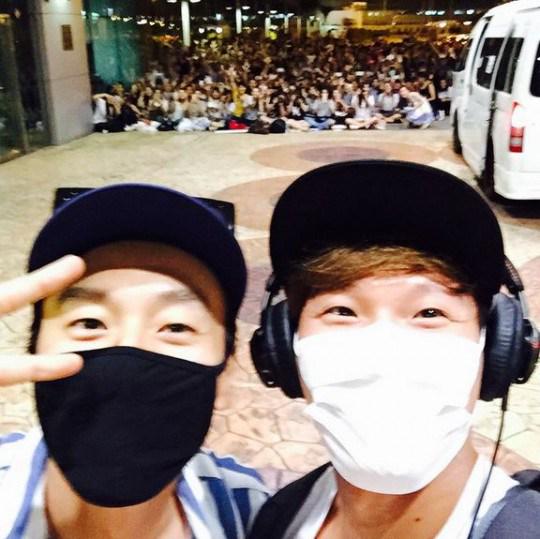 tenasia_'s tweet photo. 김종국, 이광수와 인증샷 공개 “태국 팬들 고마워요” http://t.co/3gRd4LjoGg http://t.co/fNEHoeAWZf