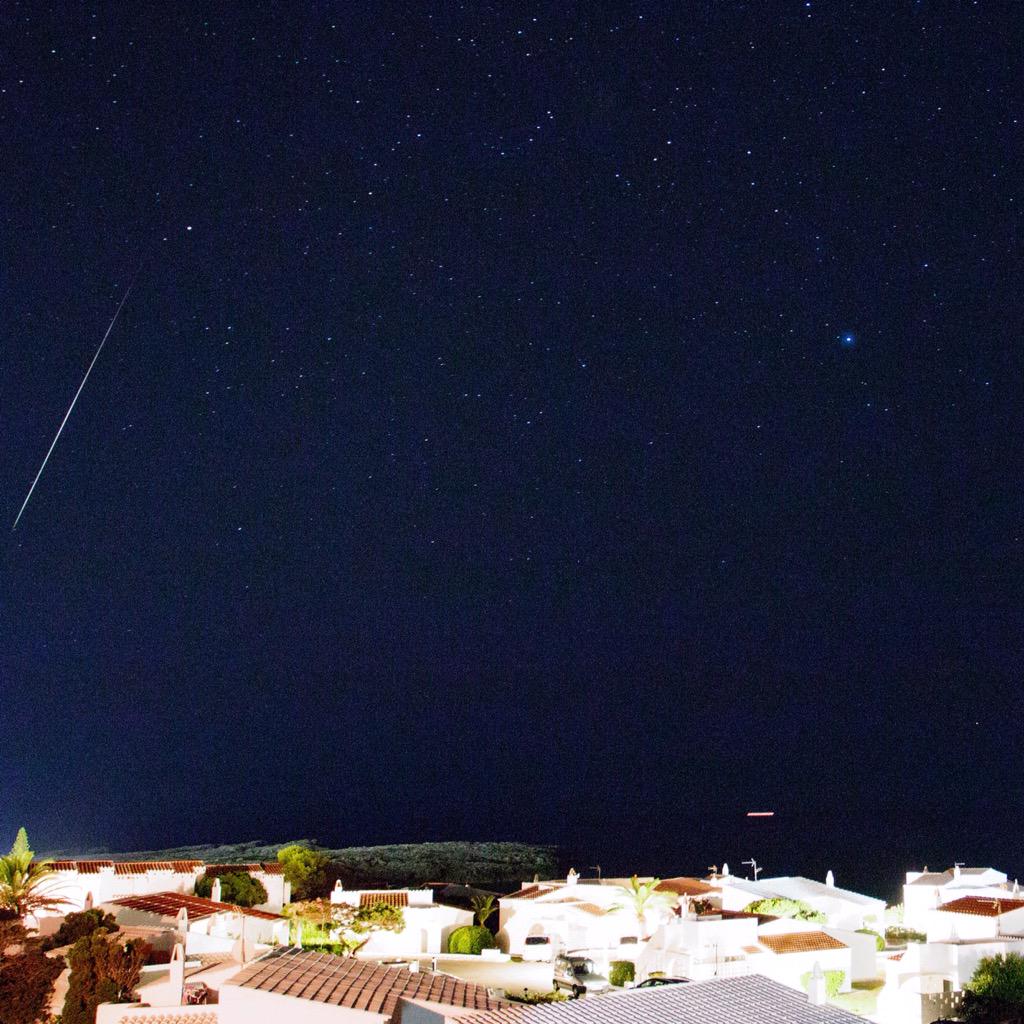 _MikeLane's tweet photo. Took this photo today 1.00am UK time in Menorca. Not a #meteorshower but I'm delighted! #meteor #Perseid http://t.co/0bqc6BcCYp