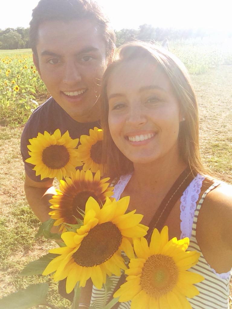 rayyclark9's tweet photo. I have a serious love for sunflowers 🌻🌻 #andthisguy #favoritethings http://t.co/UHHhrmzOLN