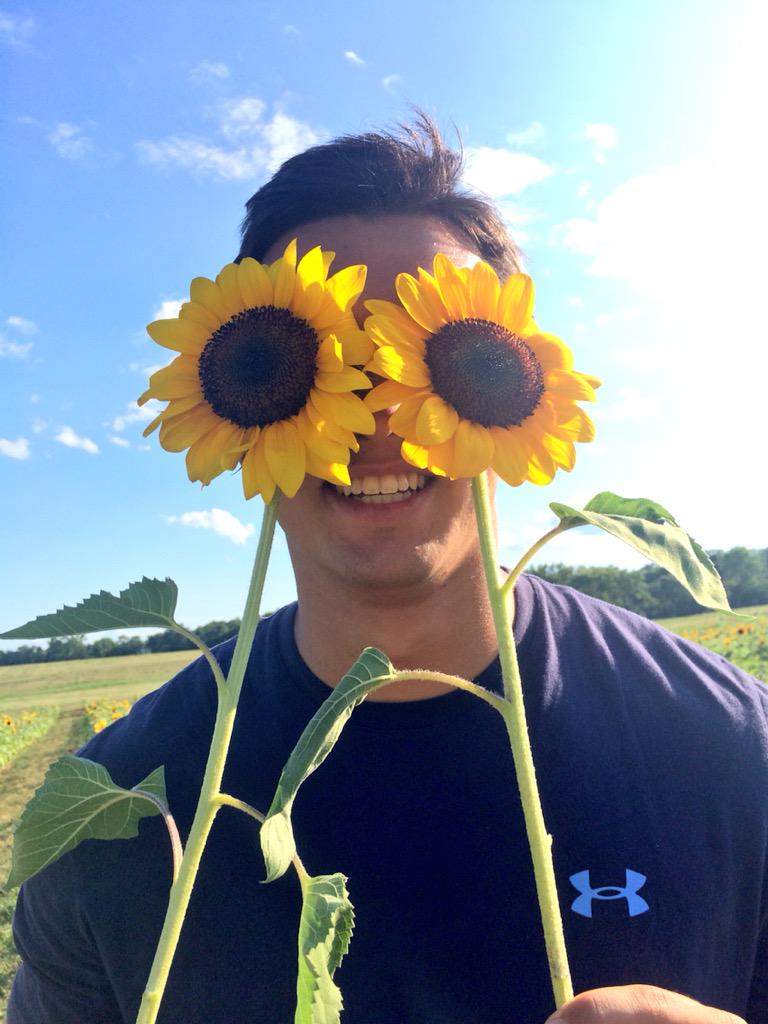 rayyclark9's tweet photo. I have a serious love for sunflowers 🌻🌻 #andthisguy #favoritethings http://t.co/UHHhrmzOLN