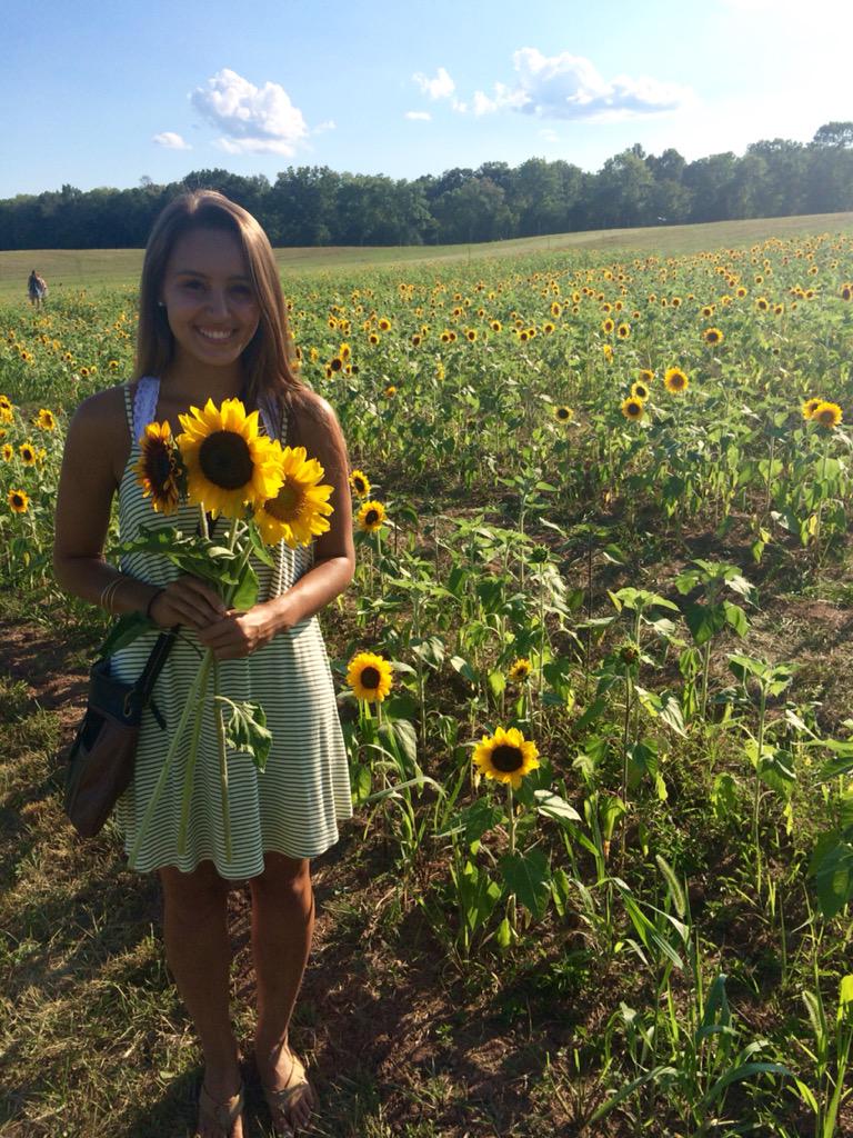 rayyclark9's tweet photo. I have a serious love for sunflowers 🌻🌻 #andthisguy #favoritethings http://t.co/UHHhrmzOLN