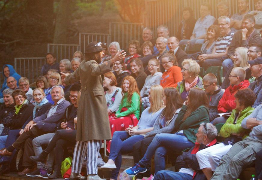 red_rose_chain's tweet photo. ...&amp; then it's time for the main event! Sit back and let the magic begin for A Midsummer Night's Dream!! #Suffolkhour http://t.co/AzBInwYgQN