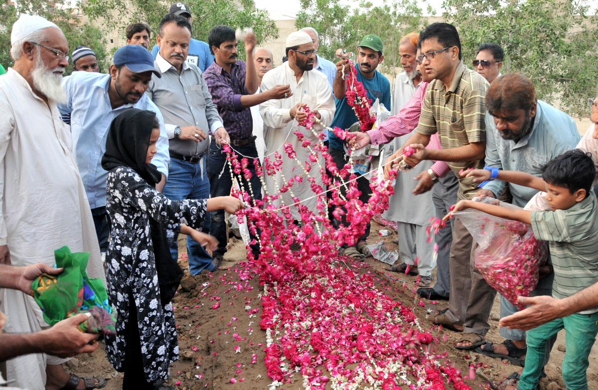 OfficialMQM's tweet photo. 11: Funeral of Martyred #MQM Worker #MuhammadHashim #MQMWantsJustice #JusticeForHashim http://t.co/sdGNyQnp2o