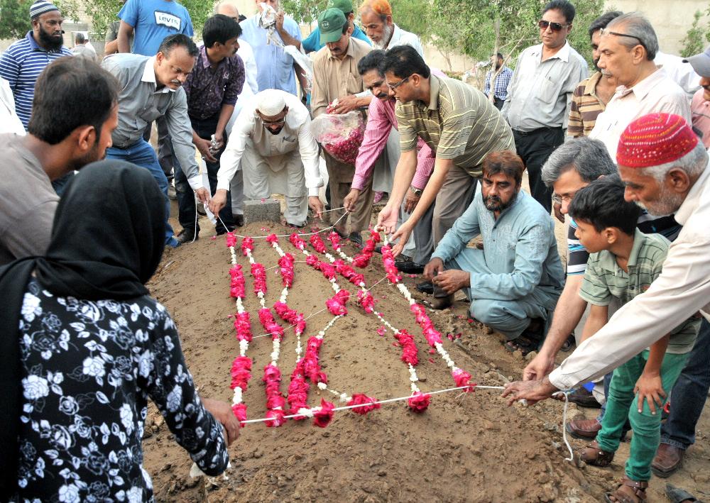 OfficialMQM's tweet photo. 11: Funeral of Martyred #MQM Worker #MuhammadHashim #MQMWantsJustice #JusticeForHashim http://t.co/sdGNyQnp2o