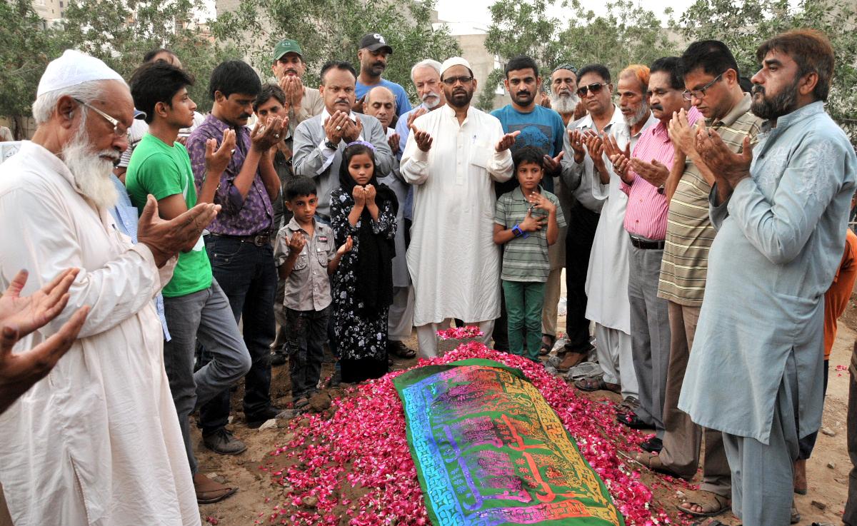 OfficialMQM's tweet photo. 11: Funeral of Martyred #MQM Worker #MuhammadHashim #MQMWantsJustice #JusticeForHashim http://t.co/sdGNyQnp2o