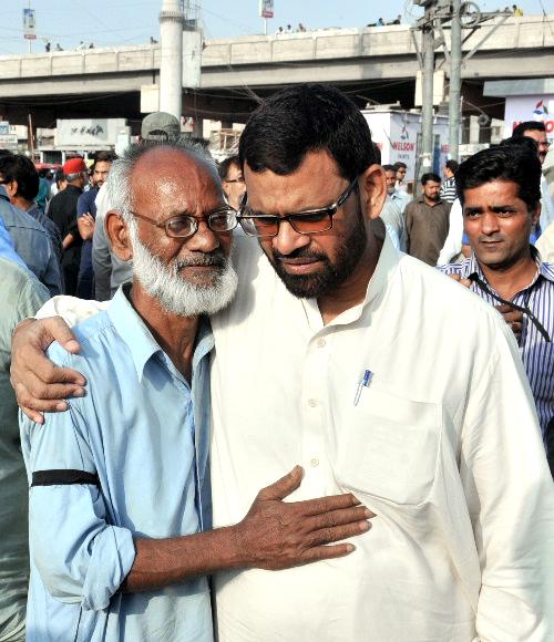 sabirhussainadv's tweet photo. Funeral of Martyred #MQM Worker #MuhammadHashim #MQMWantsJustice #JusticeForHashim
http://t.co/QEZIvmFQd9