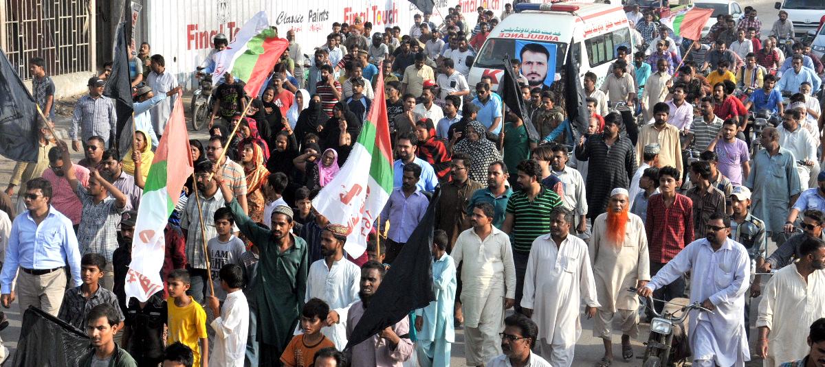 sabirhussainadv's tweet photo. Funeral of Martyred #MQM Worker #MuhammadHashim #MQMWantsJustice #JusticeForHashim
http://t.co/QEZIvmFQd9