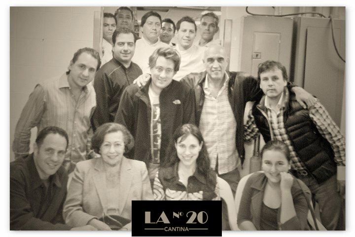 CantinaVeinte's tweet photo. Todo comenzó hace 4 años #AniversarioIV #20IV #LaNo20 #Estilo20 http://t.co/0kPV4w1l2i