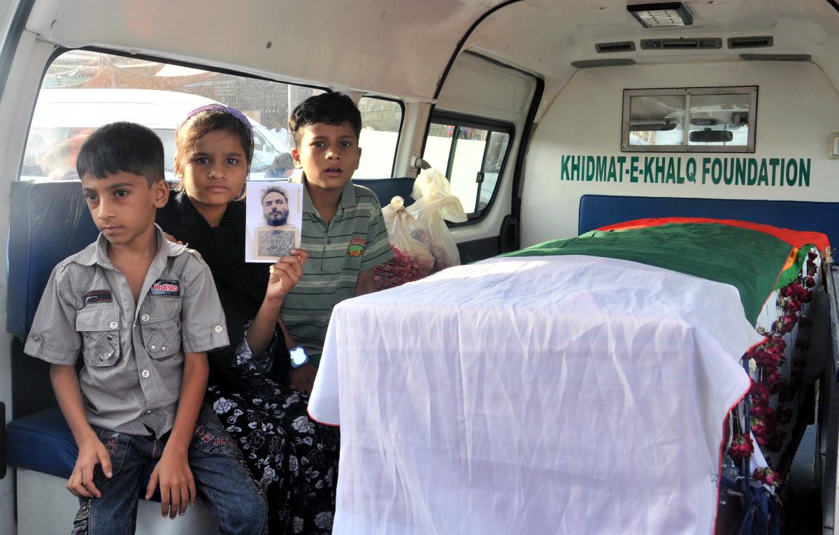 AbbasiMrehan1's tweet photo. Funeral of Martyred #MQM Worker #MuhammadHashim #MQMWantsJustice #JusticeForHashim http://t.co/oOYNWA0iRp