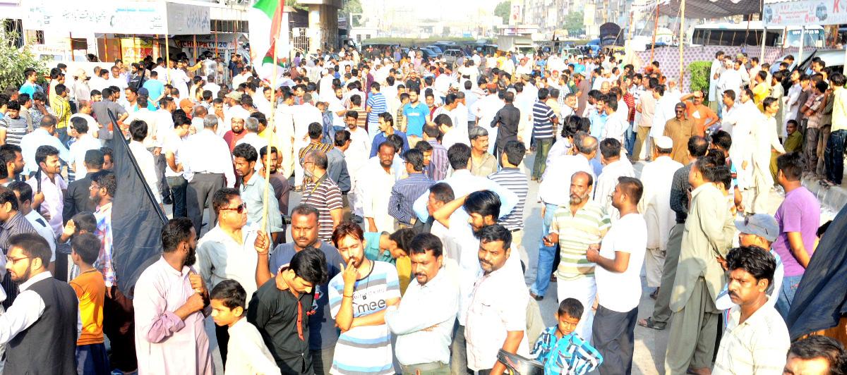 AbbasiMrehan1's tweet photo. Funeral of Martyred #MQM Worker #MuhammadHashim #MQMWantsJustice #JusticeForHashim http://t.co/oOYNWA0iRp