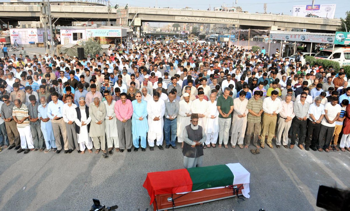 AbbasiMrehan1's tweet photo. Funeral of Martyred #MQM Worker #MuhammadHashim #MQMWantsJustice #JusticeForHashim http://t.co/QotumwudE2
