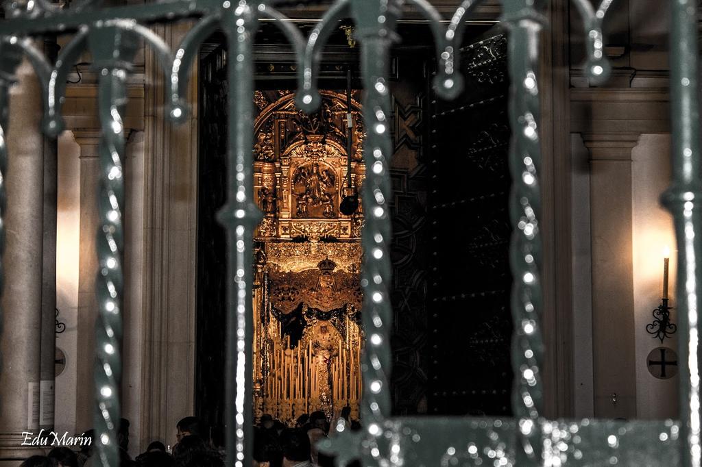 <a href="/es_capillita/">Sevilla es Capillita</a> asi se cierran las puertas del cielo... buenas noches