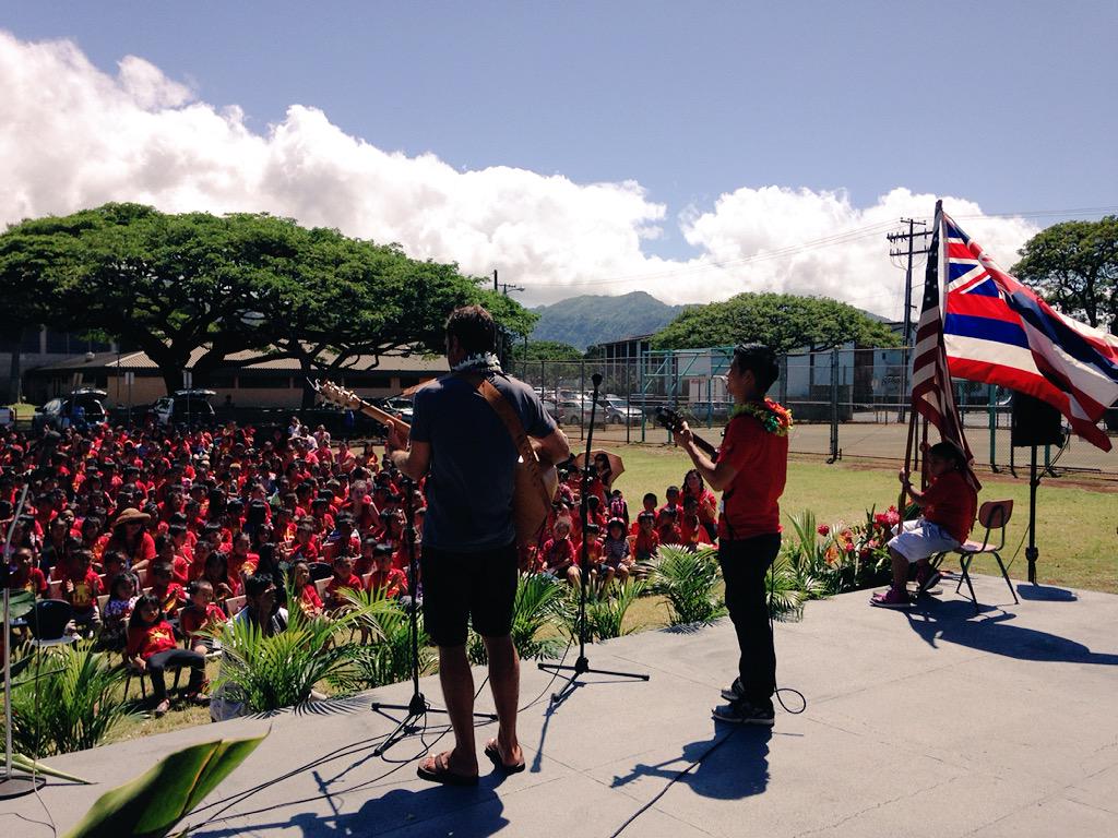 HIDOE808's tweet photo. There's no stopping curiosity .... @jackjohnson and @JakeShimabukuro perform @TurnaroundArts assembly. http://t.co/ai911RHv3Y