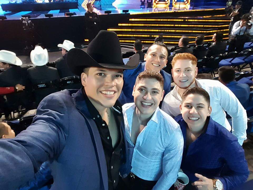 AshlyJoselin's tweet photo. Ellos bien guapos😍😘❤
@grupolosrojos @tono_rojo @aangel_rojo @LeandroRiosMx @edwintrakalosa http://t.co/rYFxZUCTlo