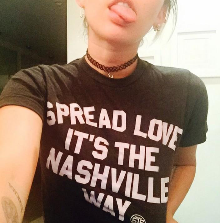 MileyStyleFR's tweet photo. #ExactLook @MileyCyrus porte ce t-shirt http://t.co/S8gkZqtguX http://t.co/GTtaaiRaL6