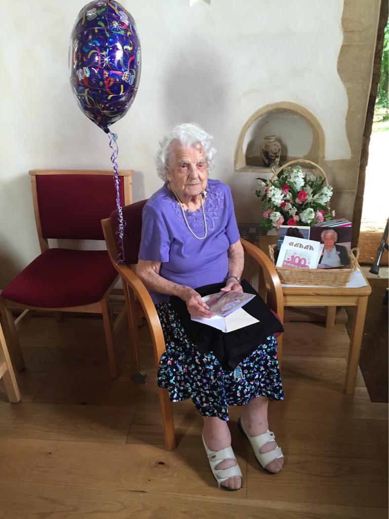 LouiseBushby1's tweet photo. @volunteerwithus @M4FUL happy 100th bday Nan xx #telegramfromthequeen http://t.co/zsPZf3vQ3F