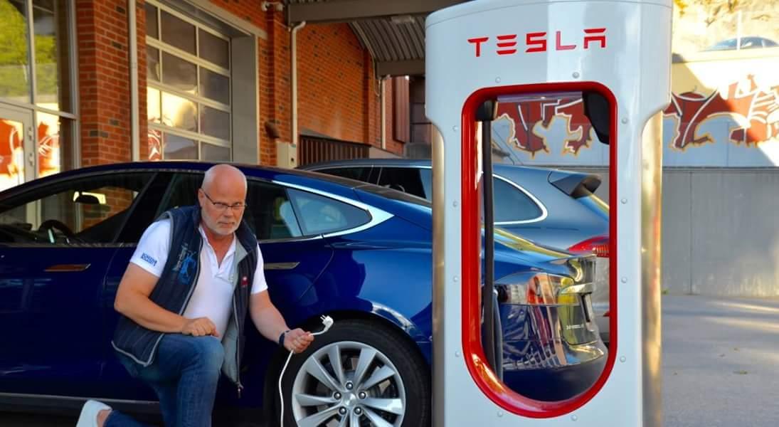 HakansBilblogg's tweet photo. @FACIT_Sverige @TeslaClubSweden @ams_sverige Imorgon kör jag till Saint Tropez i en Tesla P85D. Insane? http://t.co/X4zBEepao5