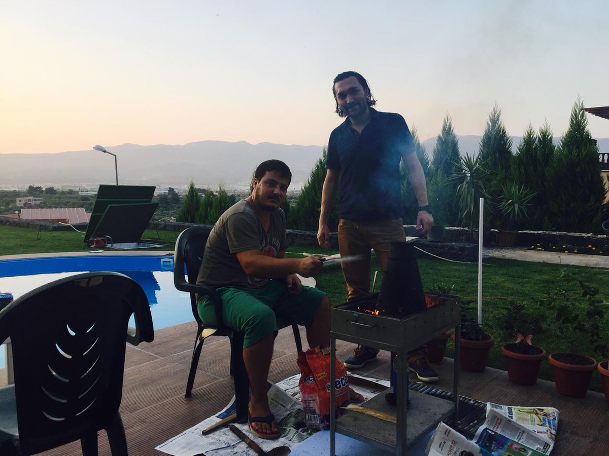 Halil_kekec's tweet photo. Kardeşimle gün batımı mangal keyfi... 🍴🍗🍺🏊🏼🍻🌅 http://t.co/XhexZf4rju