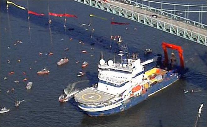 KATUNews's tweet image. Greenpeace #ShellNo danglers &amp;amp; support staff fined $5K each over Portland protest #LiveOnK2 k2ne.ws/1JdwqjQ