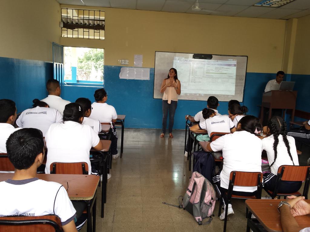 AntiMonopolioZ8's tweet photo. La campaña @CiudadQuinde también estuvo hoy con estudiantes de la Academia Naval Guayaquil. @AntiMonopolioEC http://t.co/G7ubsbDnsk