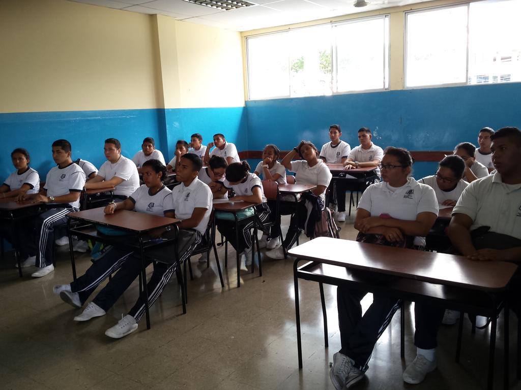 AntiMonopolioZ8's tweet photo. La campaña @CiudadQuinde también estuvo hoy con estudiantes de la Academia Naval Guayaquil. @AntiMonopolioEC http://t.co/G7ubsbDnsk