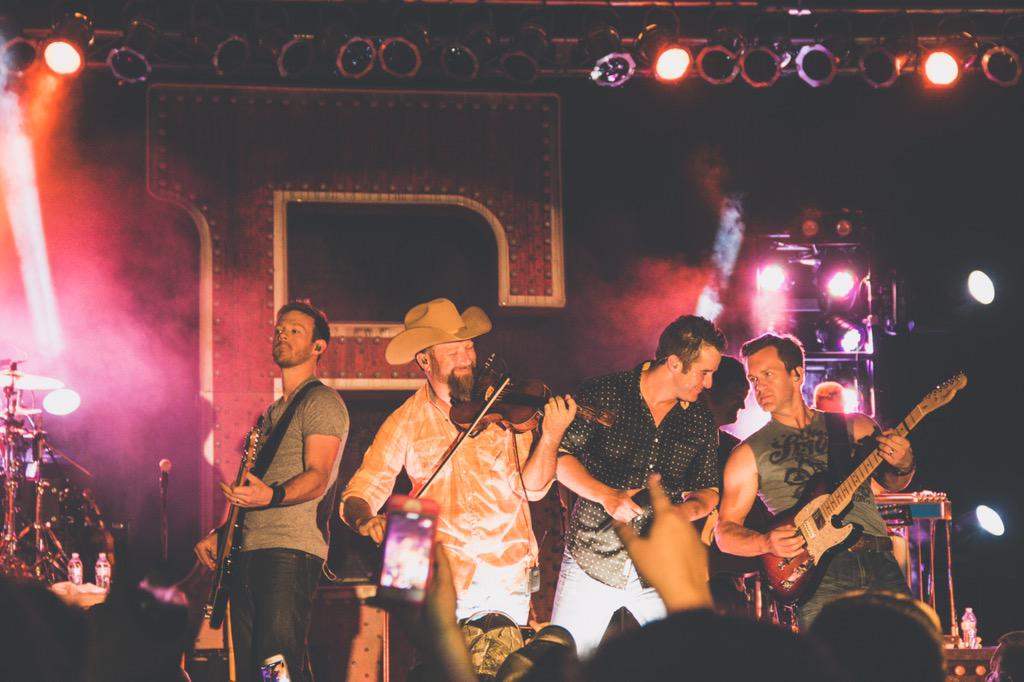 eastoncorbin's tweet photo. Me and the boys are hitting the road again. First stop, Apple Valley MN for some Music at the Zoo http://t.co/ZOgM1UzKqI