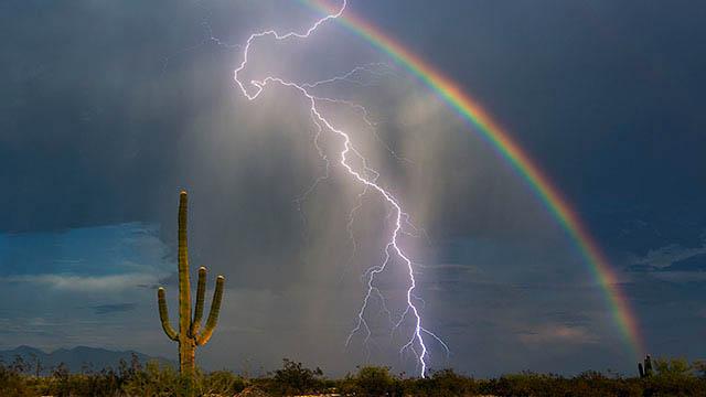 Photographer captures rare pic of rainbow and lightning bolt in one amazing shot bit.ly/1Nrle0T?utm_so… http://t.co/85JJs5Z0Xf