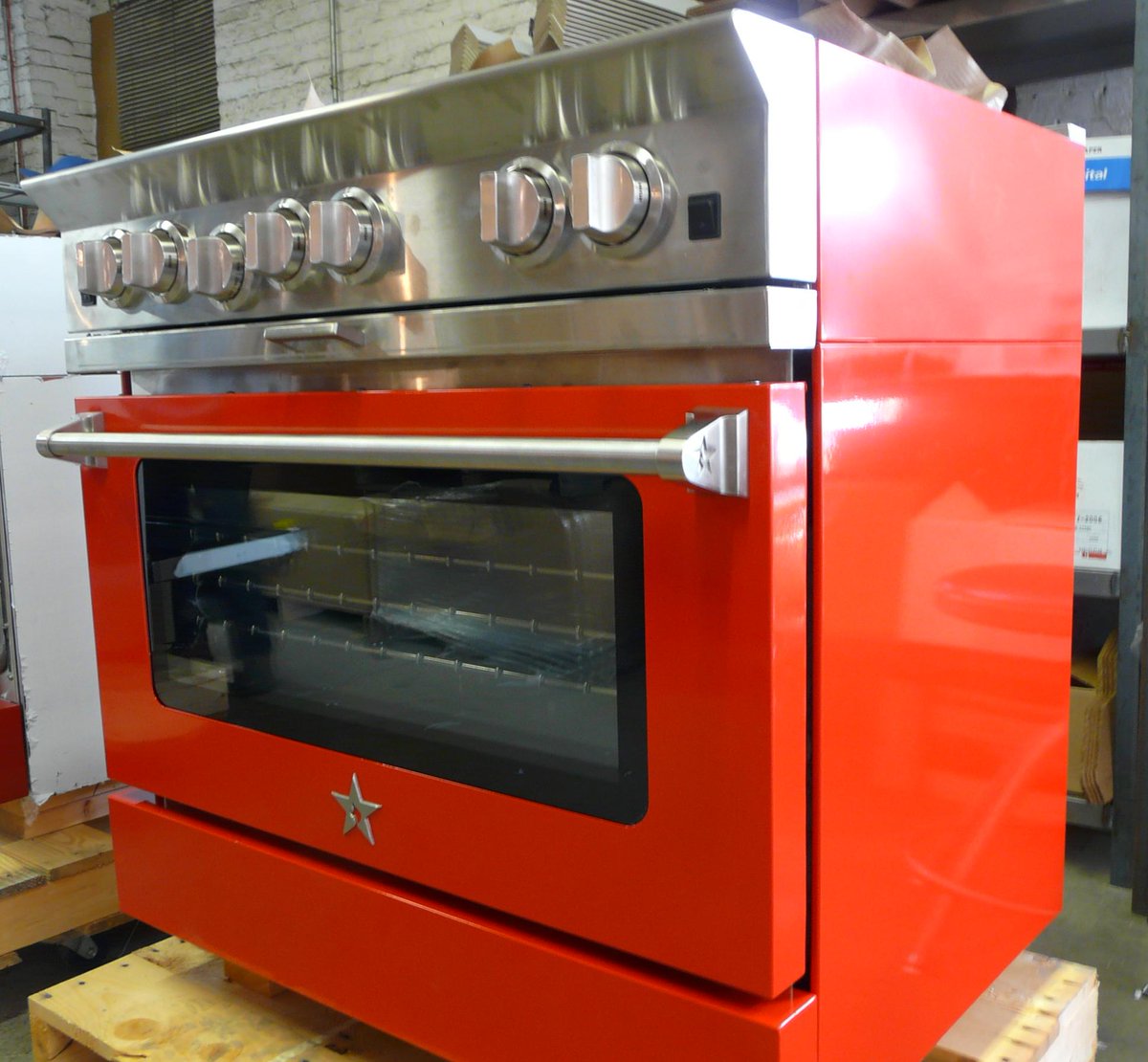 BlueStarCooking's tweet image. We're loving this Platinum Series range in Traffic Red coming down the production line today!
