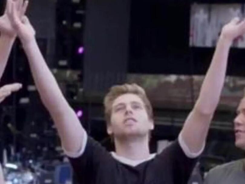 5SOSTumblrx's tweet photo. The whole 5SOSFam when 5SOS announced their new album #SoundsGoodFeelsGood http://t.co/TsjtyPxrUq