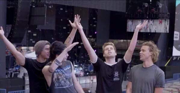 5SOSTumblrx's tweet photo. The whole 5SOSFam when 5SOS announced their new album #SoundsGoodFeelsGood http://t.co/TsjtyPxrUq