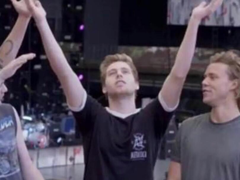 5SOSTumblrx's tweet photo. The whole 5SOSFam when 5SOS announced their new album #SoundsGoodFeelsGood http://t.co/TsjtyPxrUq