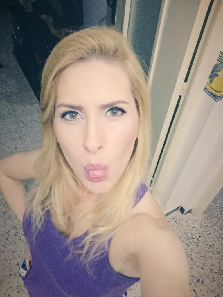 Kenza_Morsli's tweet photo. Nighty my babies 😊😍😘💋❤️🌹🌚🌝🌠🌌 #kenzaMorsli http://t.co/Gr3SsQFy4u