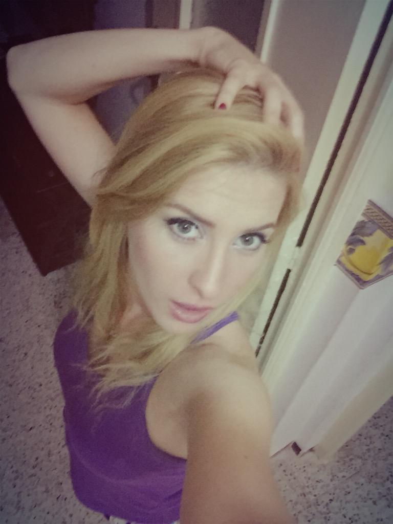 Kenza_Morsli's tweet photo. Nighty my babies 😊😍😘💋❤️🌹🌚🌝🌠🌌 #kenzaMorsli http://t.co/Gr3SsQFy4u