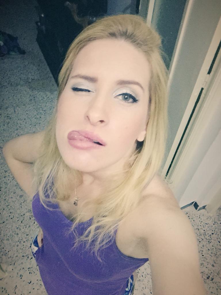 Kenza_Morsli's tweet photo. Nighty my babies 😊😍😘💋❤️🌹🌚🌝🌠🌌 #kenzaMorsli http://t.co/Gr3SsQFy4u