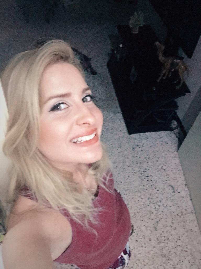 Kenza_Morsli's tweet photo. Nighty my babies 😊😍😘💋❤️🌹🌚🌝🌠🌌 #kenzaMorsli http://t.co/Gr3SsQFy4u