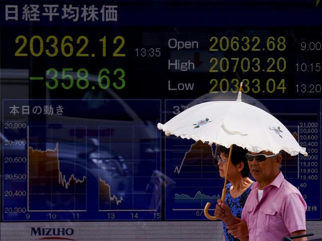 Corriere's tweet photo. La Cina svaluta, le Borse crollano Piazza Affari chiude a -3%|listini   http://t.co/NVBtnOso7B http://t.co/EyxIgvfPWy