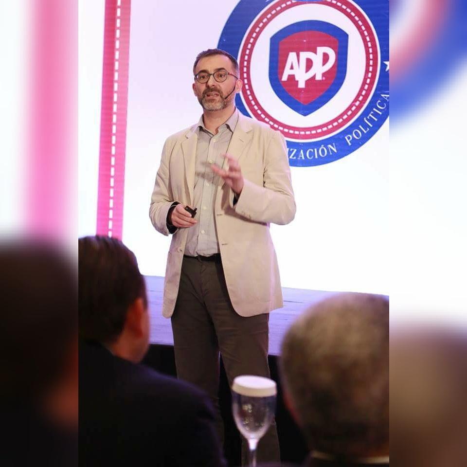 academiaAPP's tweet photo. #TipApp "La clave de la nueva comunicación política es el discurso emocional" #LoAprendíEnApp @antonigr http://t.co/U0EVjpLHh6