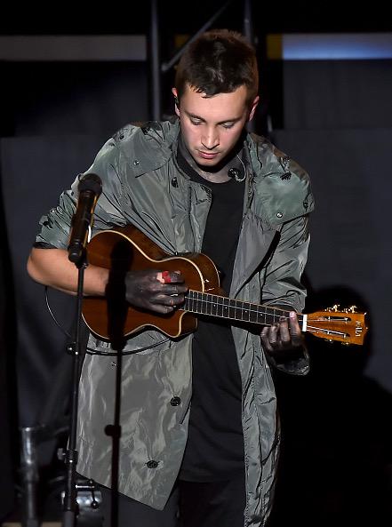 ideologi band stavelse tøp signs on Twitter: "picture of tyler joseph with his ukulele: leo  http://t.co/L2y3chWkTU" / Twitter