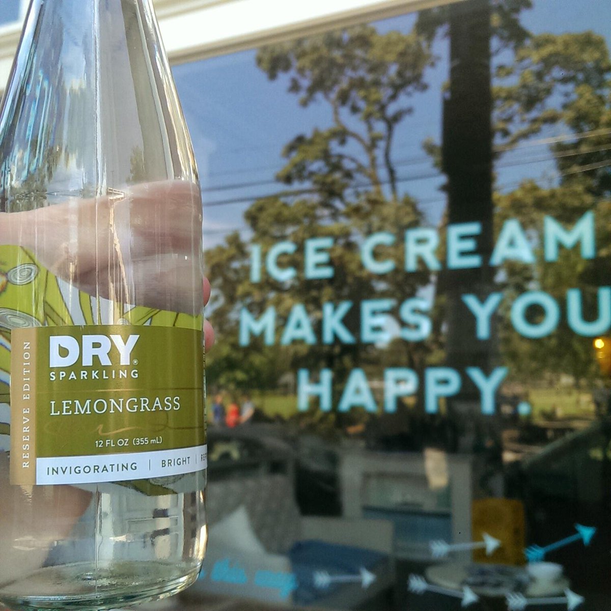 DRYSoda's tweet photo. Because who wouldn't want a little @mollymoon ice cream with their Lemongrass DRY? #DRYDrop http://t.co/LEt47Y9N33