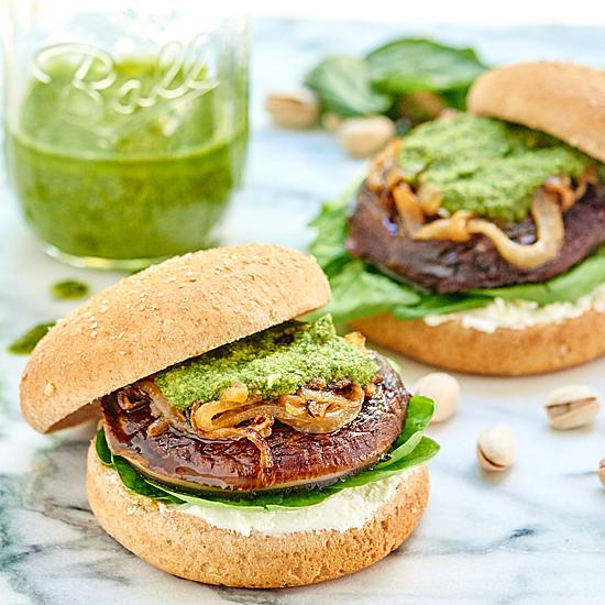 ShowMeTheYummy's tweet image. These Portobello Mushroom Burgers are SO yummy &amp;amp; topped w/ onions, pesto, &amp;amp; goat cheese! buff.ly/1L3inhk