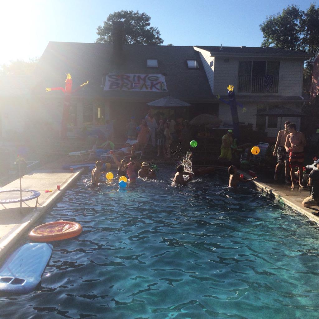 samandmattie's tweet image. Too busy partying to spell! 💁🏼 #rockongowild #SPINGbreak