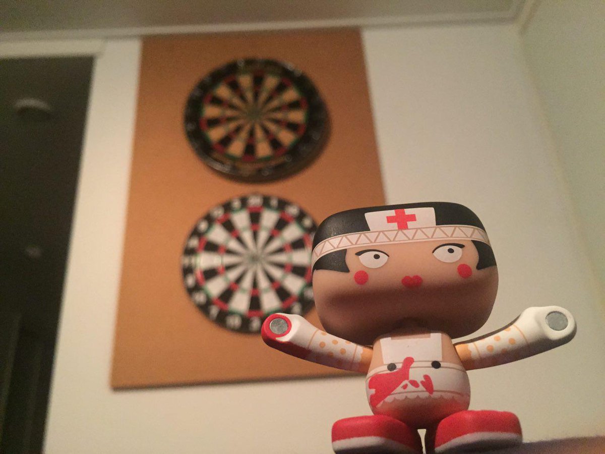 RandstadTalents's tweet photo. Oefenen voor vanavond! Vanavond is het dan eindelijk zo ver, een dart wedstrijd! En m'n hele familie komt kijken! <3 http://t.co/DbOm6ea8Fx